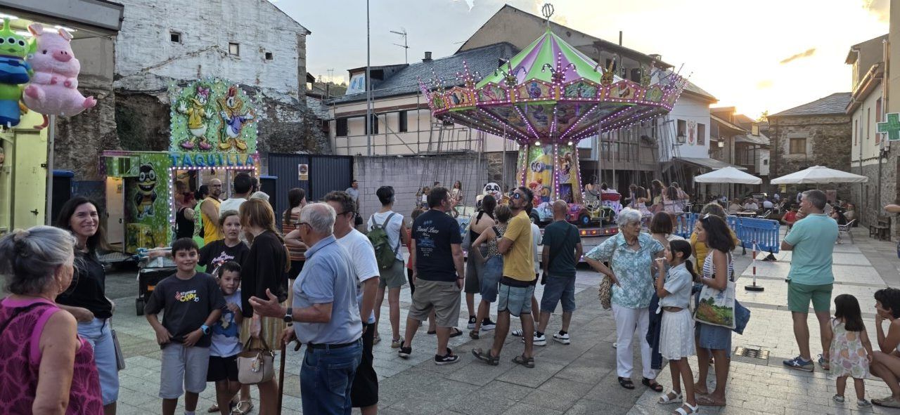 Vecinos y visitantes en la celebración de San Roque en Molinaseca