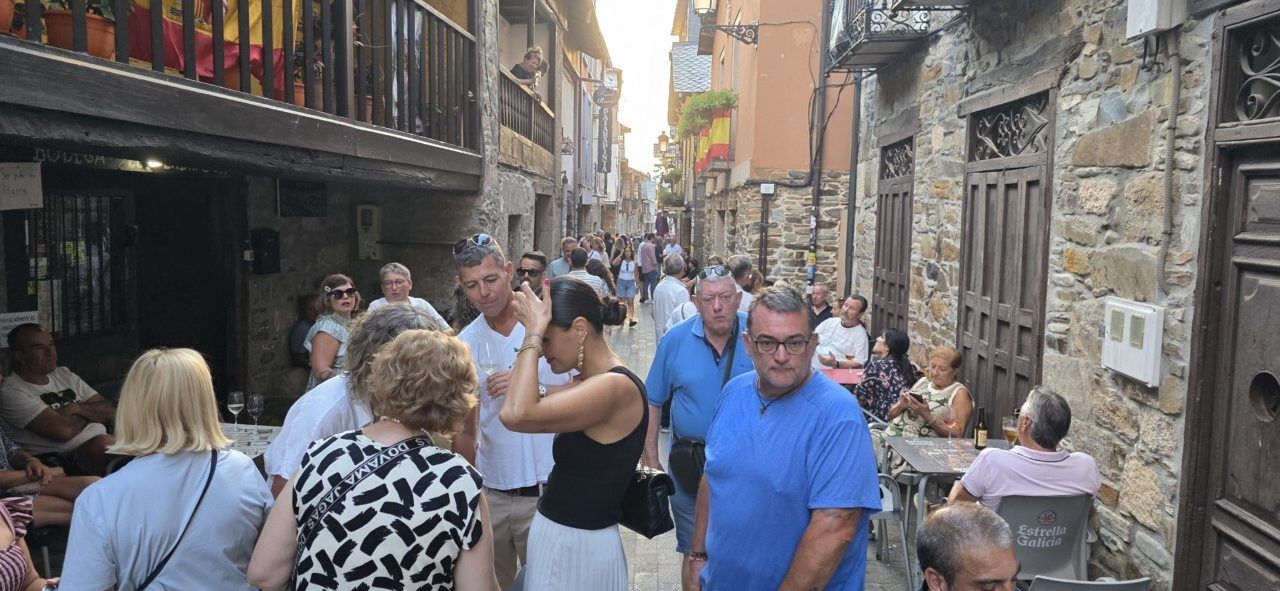 Vecinos y visitantes en la celebración de San Roque en Molinaseca