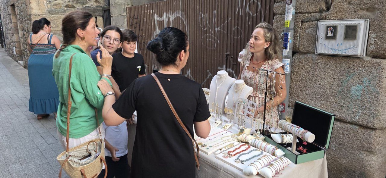 Vecinos y visitantes en la celebración de San Roque en Molinaseca