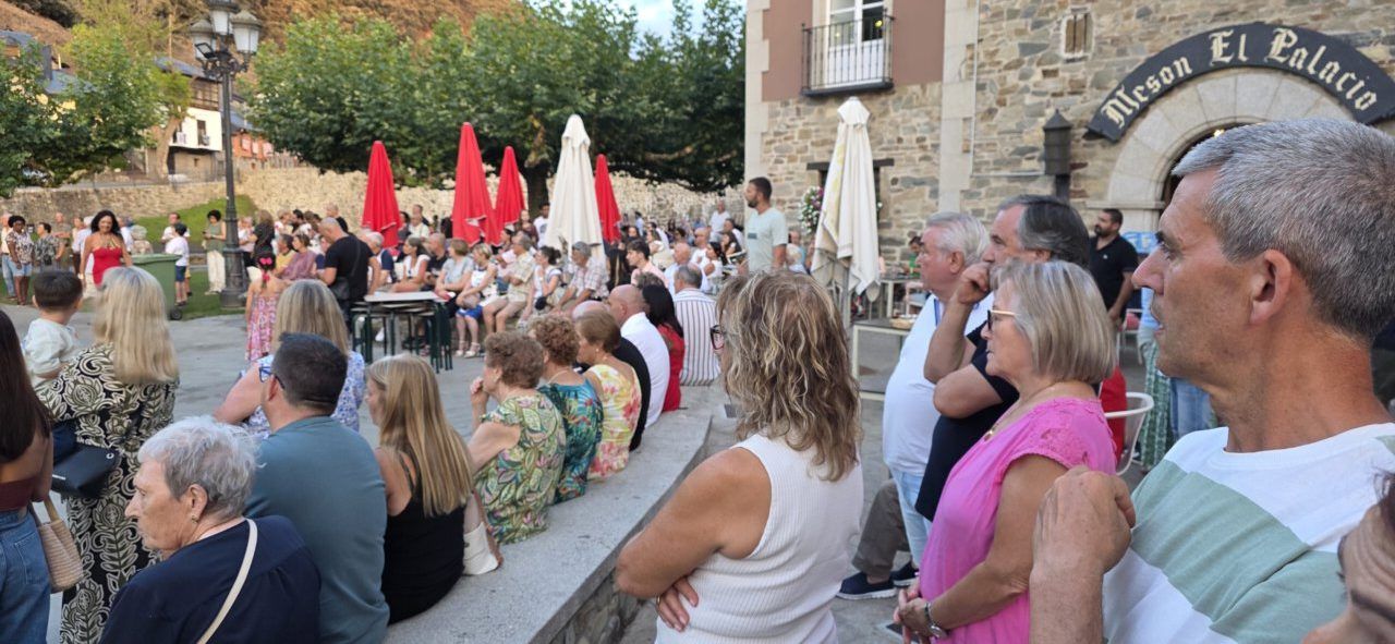 Vecinos y visitantes en la celebración de San Roque en Molinaseca