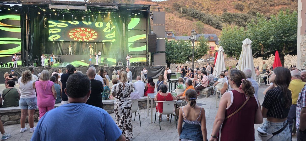 Concierto en la celebración de San Roque en Molinaseca con muchos asistentes.
