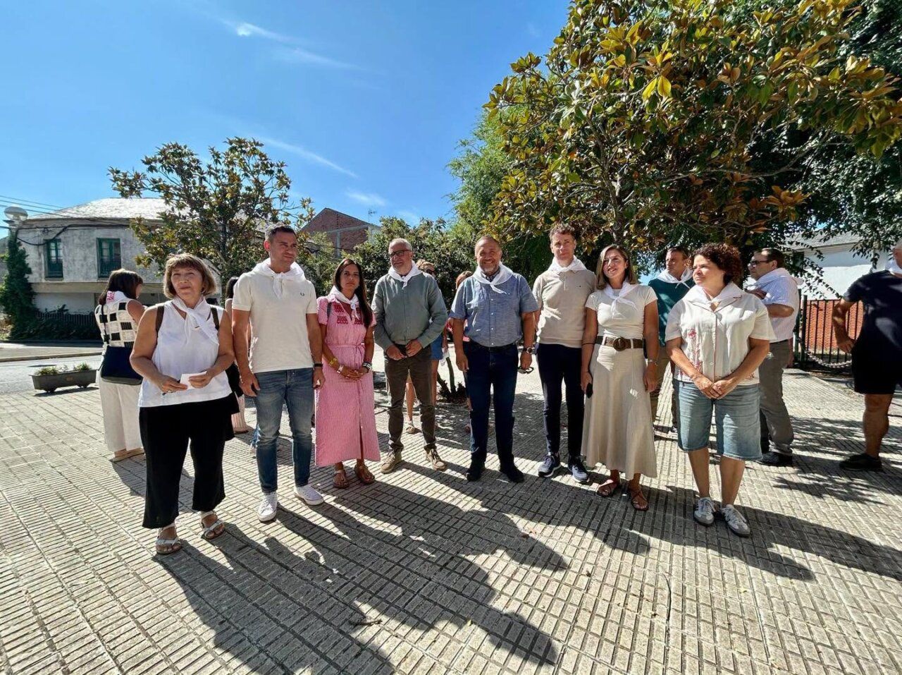 Miembros del PSOE de Ponferrada en la Fiesta de la Rosa 2023
