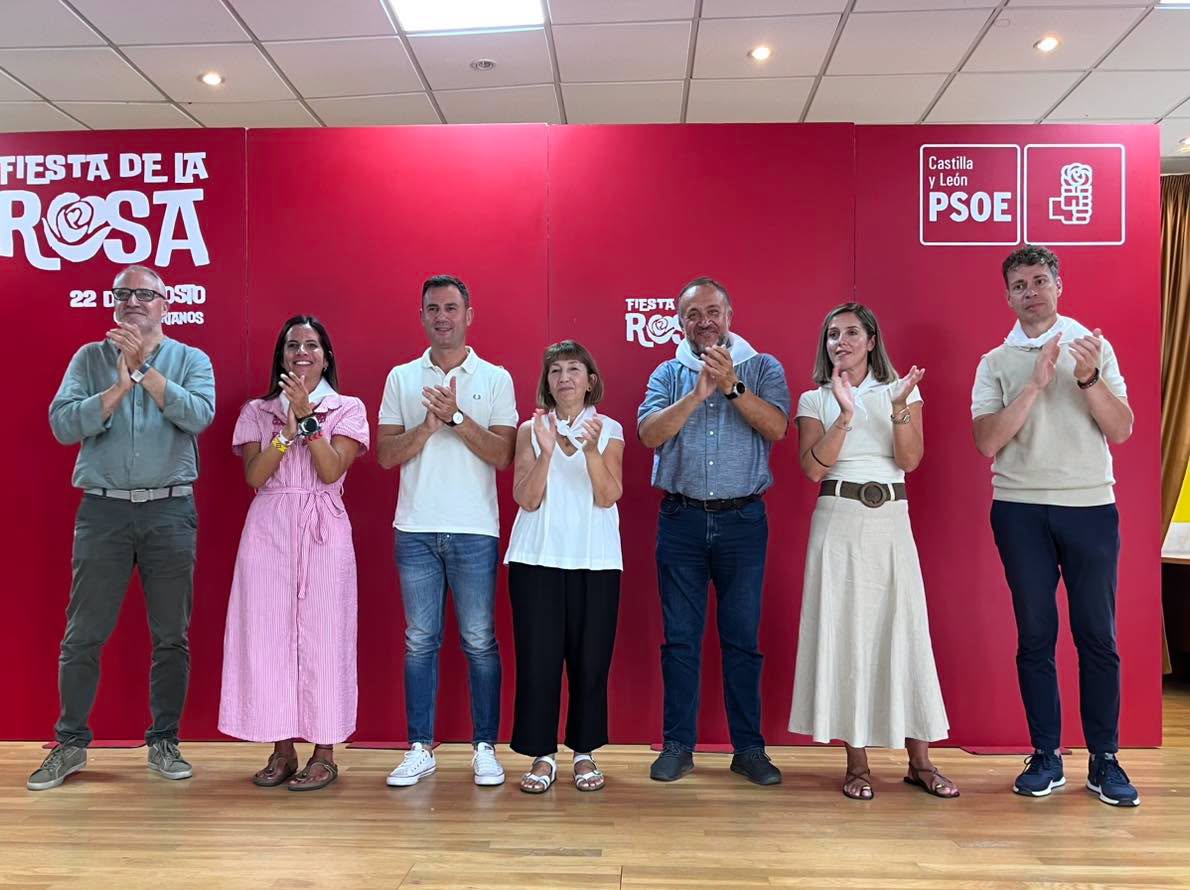 Miembros del PSOE aplaudiendo en la Fiesta de la Rosa en Ponferrada