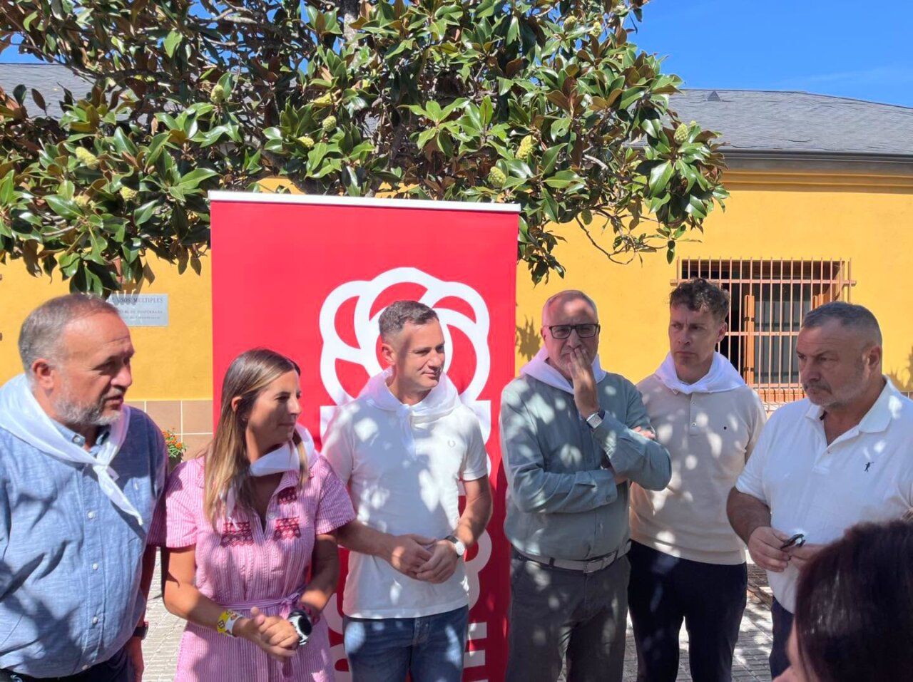 Miembros del PSOE de Ponferrada en la Fiesta de la Rosa 2023
