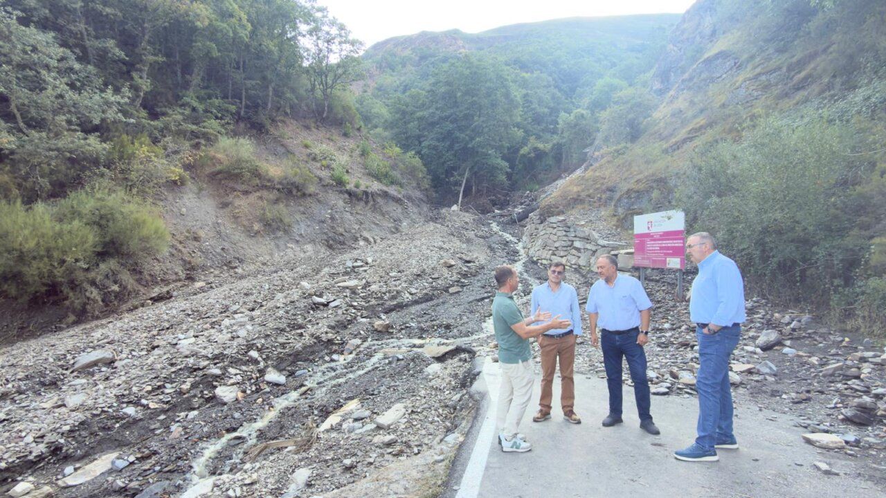 Visita de autoridades a la carretera de Peñalba afectada por desprendimientos