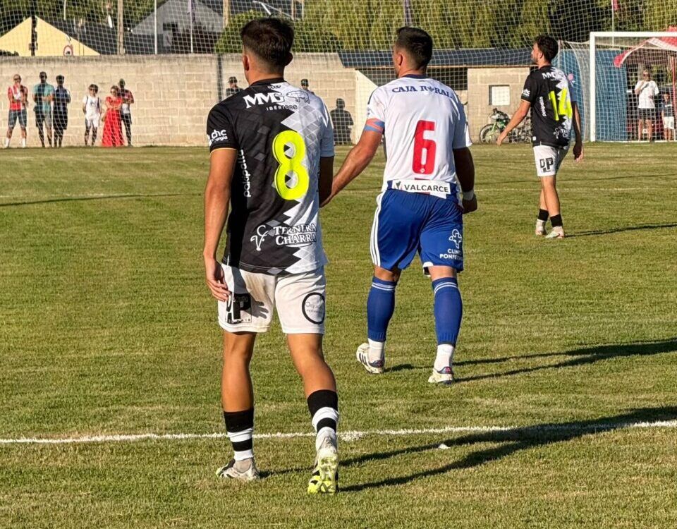 Jugadores de la SD Ponferradina y Unionistas en un partido de pretemporada