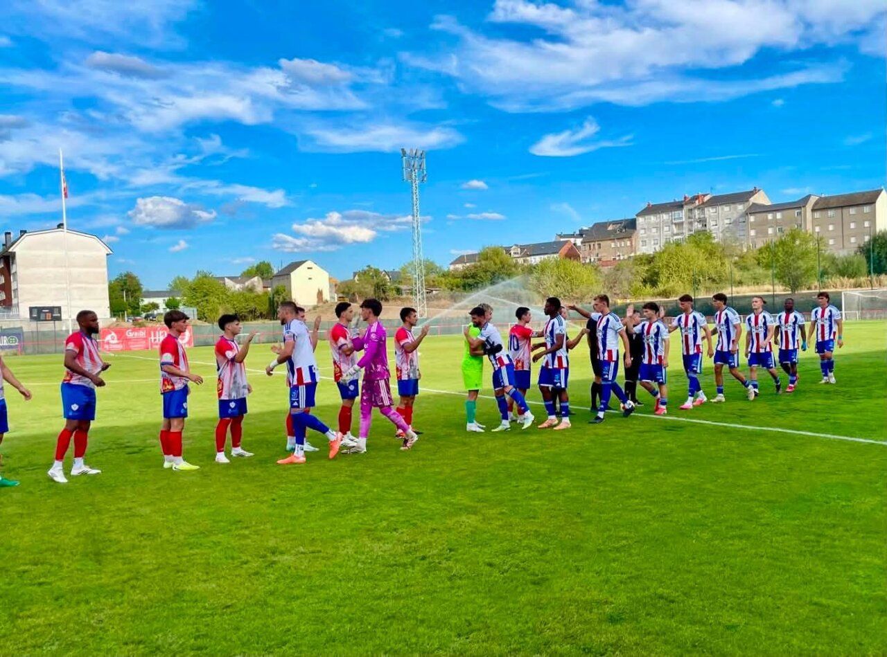 Jugadores de la SD Ponferradina saludando antes del partido