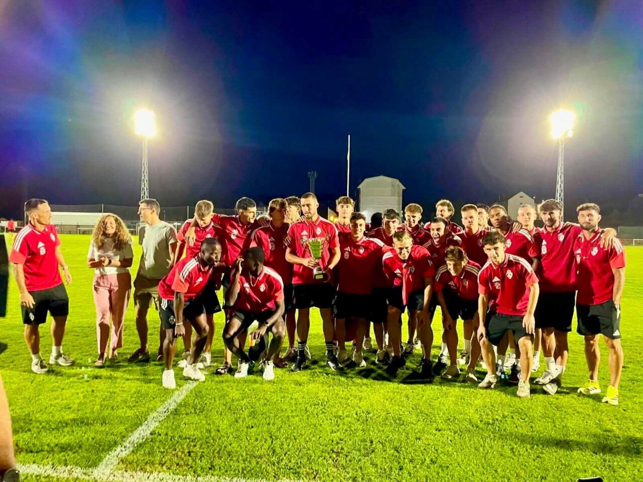 Jugadores de la SD Ponferradina celebrando el Trofeo Villarejo