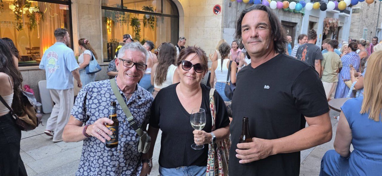 Tres personas disfrutando de la celebración del aniversario de la Sala Tararí