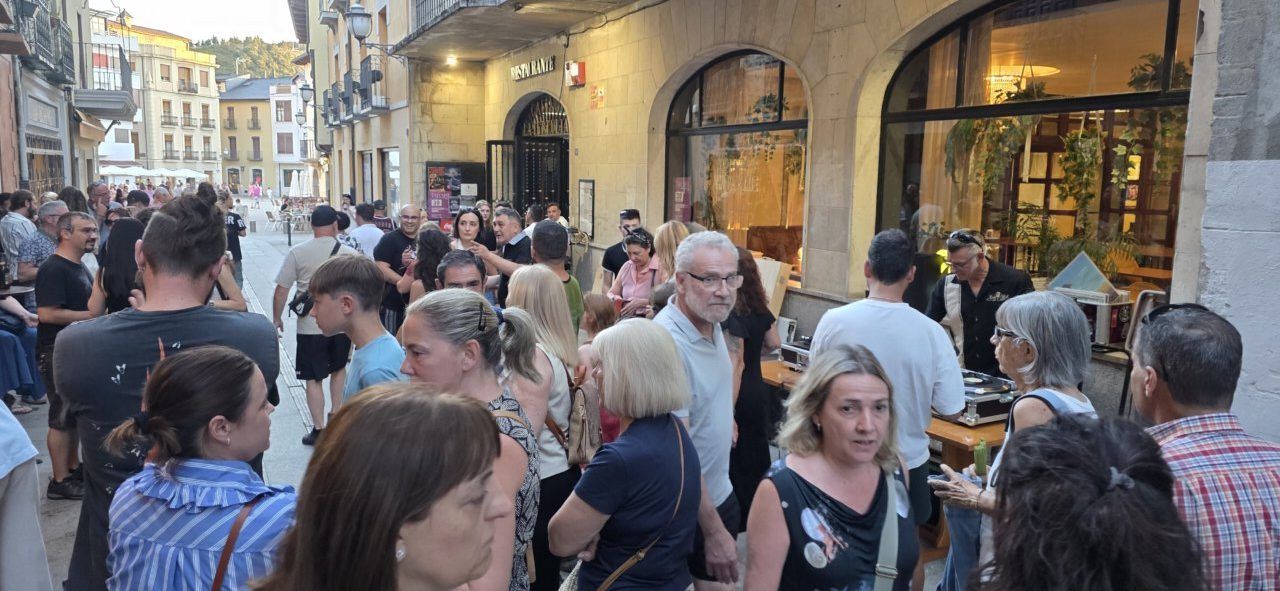 Celebración del 38º aniversario de la Sala Tararí con gran afluencia de público.