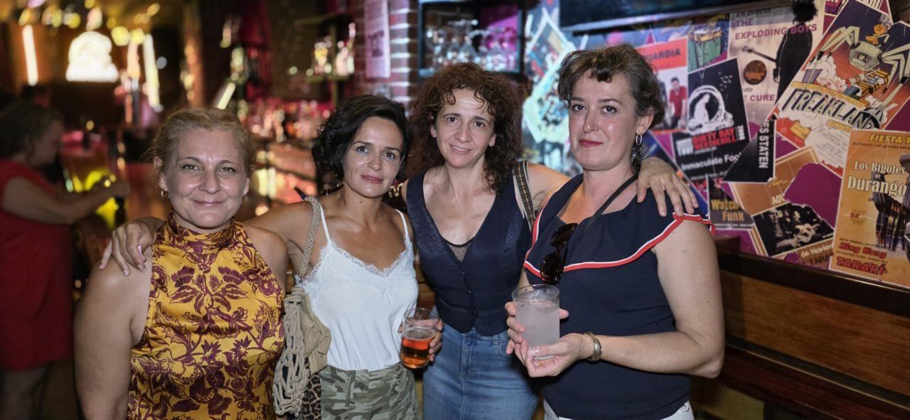 Cuatro mujeres disfrutando en la celebración del aniversario de la Sala Tararí