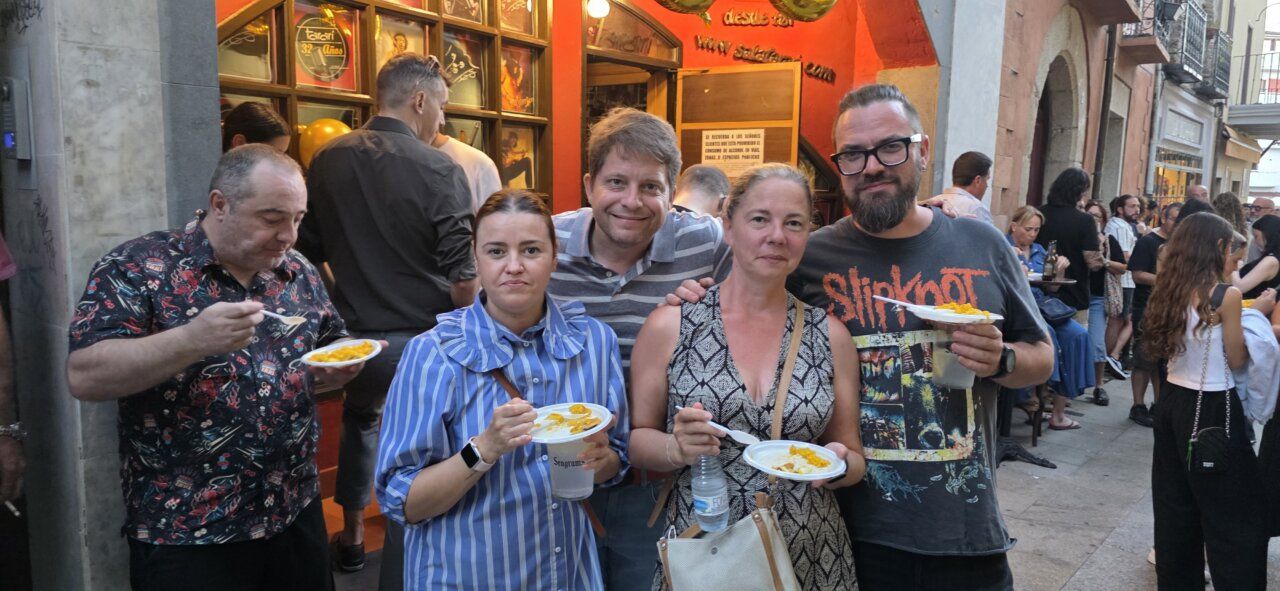 Grupo de personas disfrutando en la celebración del aniversario de la Sala Tararí
