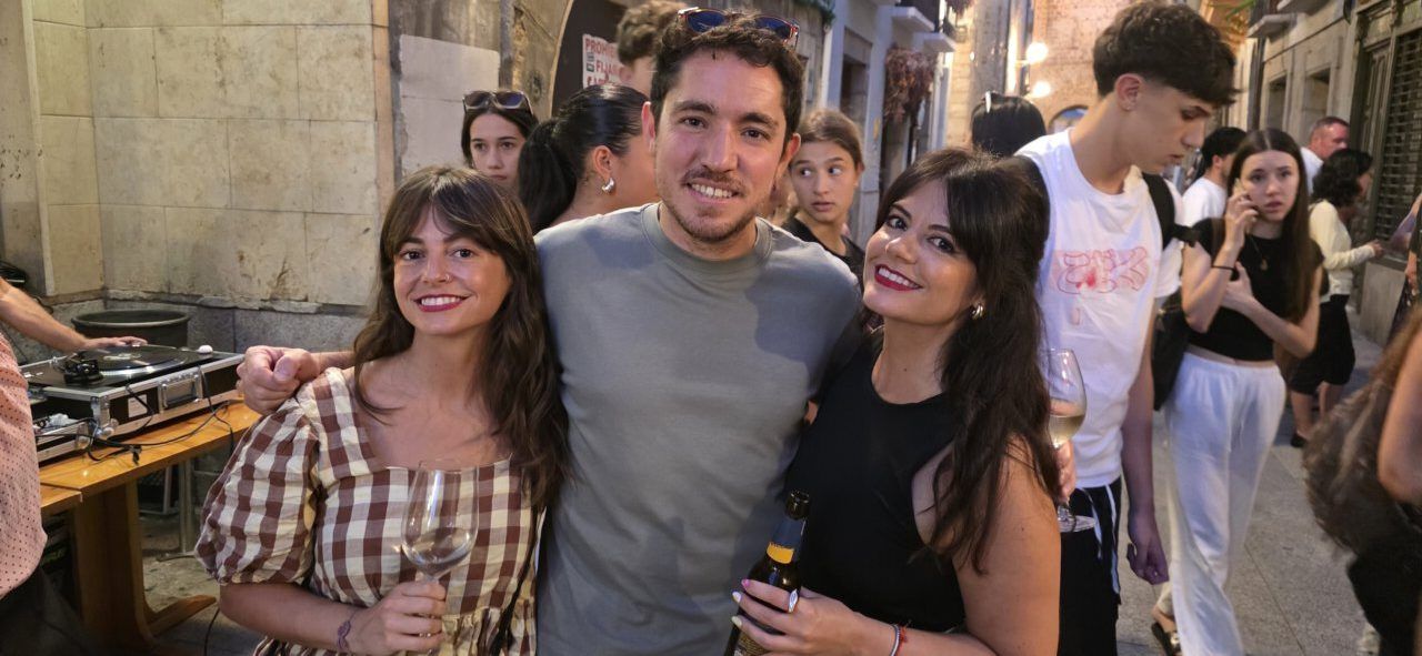 Grupo de amigos disfrutando en la celebración del aniversario de la Sala Tararí