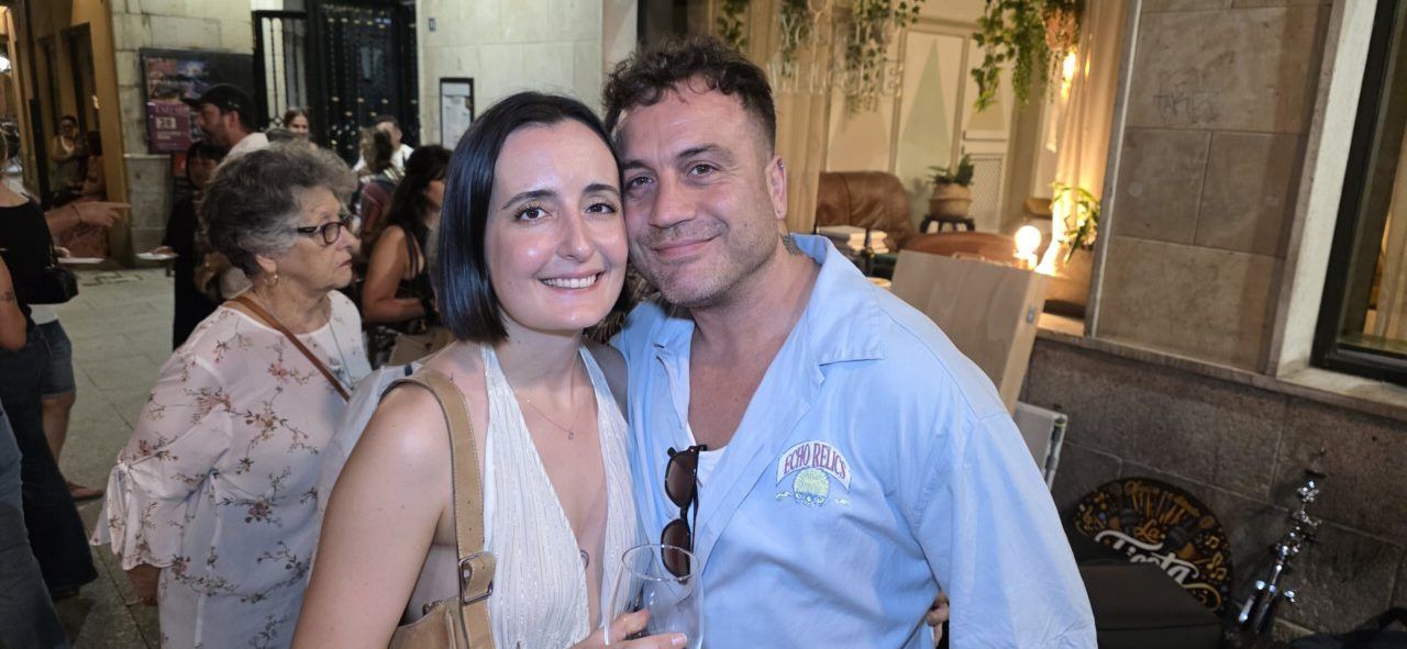 Pareja sonriente en la celebración del aniversario de la Sala Tararí