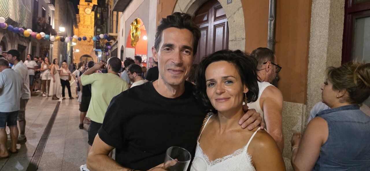 Celebración del 38º aniversario de la Sala Tararí con asistentes disfrutando.