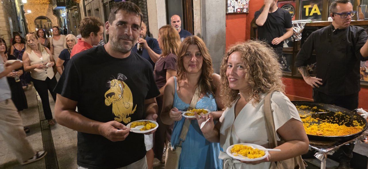 Celebración del 38º aniversario de la Sala Tararí con asistentes disfrutando comida