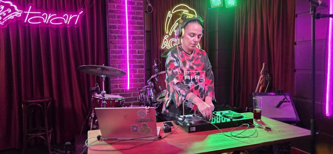 DJ actuando en la celebración del 38º aniversario de la Sala Tararí