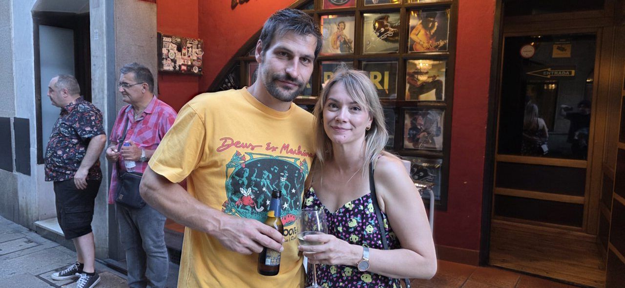 Pareja disfrutando en la celebración del 38º aniversario de la Sala Tararí