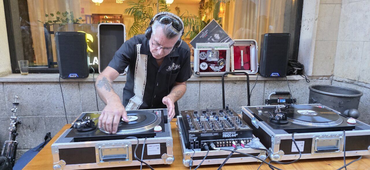 DJ actuando en la celebración del aniversario de la Sala Tararí