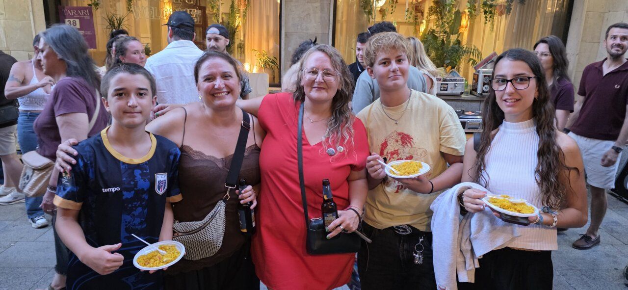 Grupo de personas disfrutando en la celebración del aniversario de la Sala Tararí