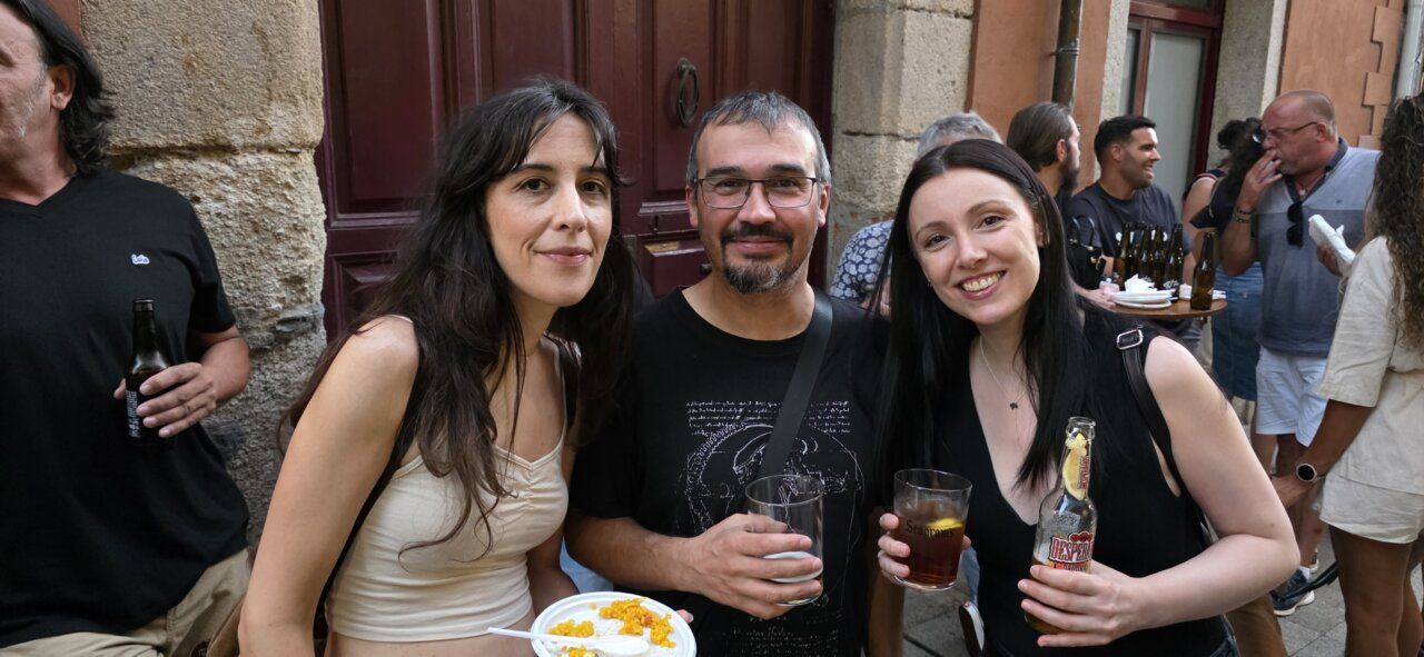 Tres personas disfrutando de la celebración del 38º aniversario de la Sala Tararí