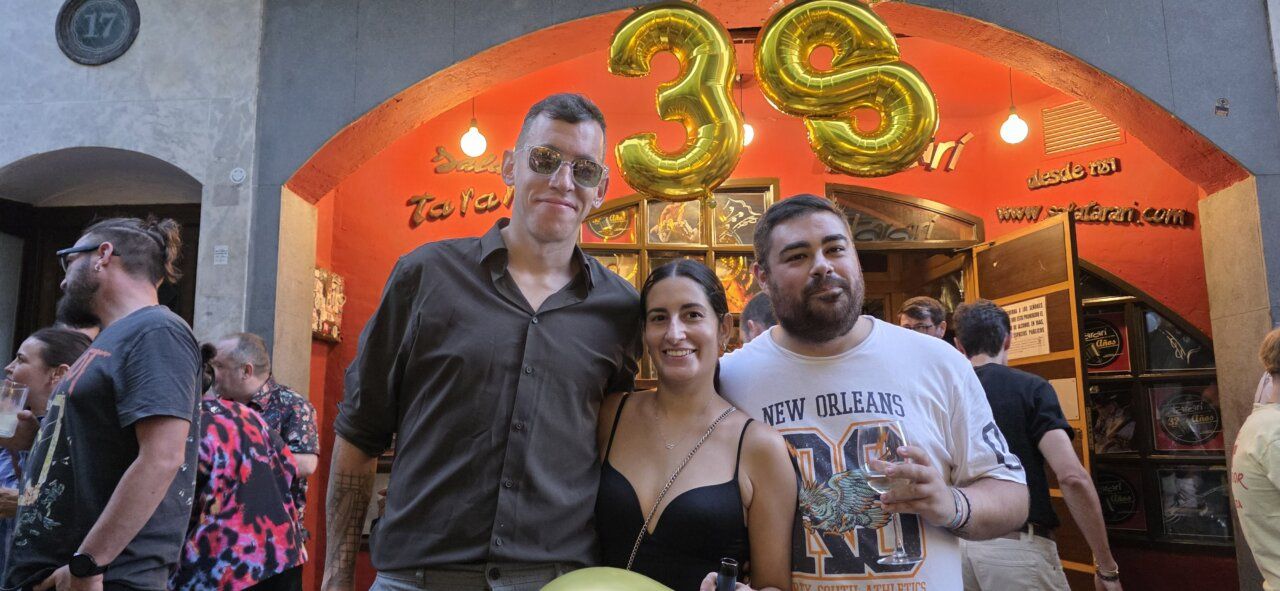 Celebración del 38º aniversario de la Sala Tararí con personas sonrientes