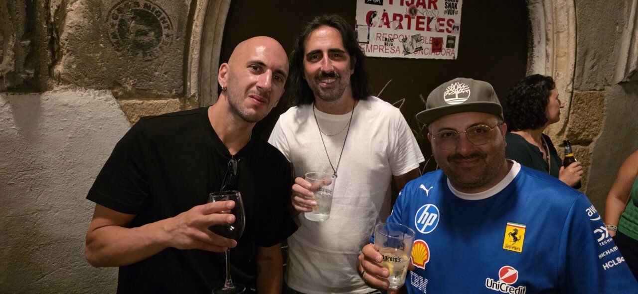 Tres amigos celebrando en el 38 aniversario de la Sala Tararí