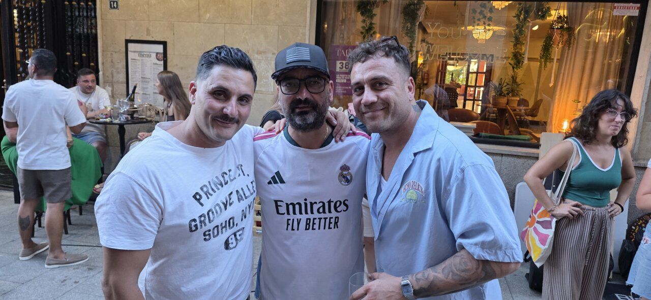 Tres hombres sonriendo durante la celebración del aniversario de la Sala Tararí