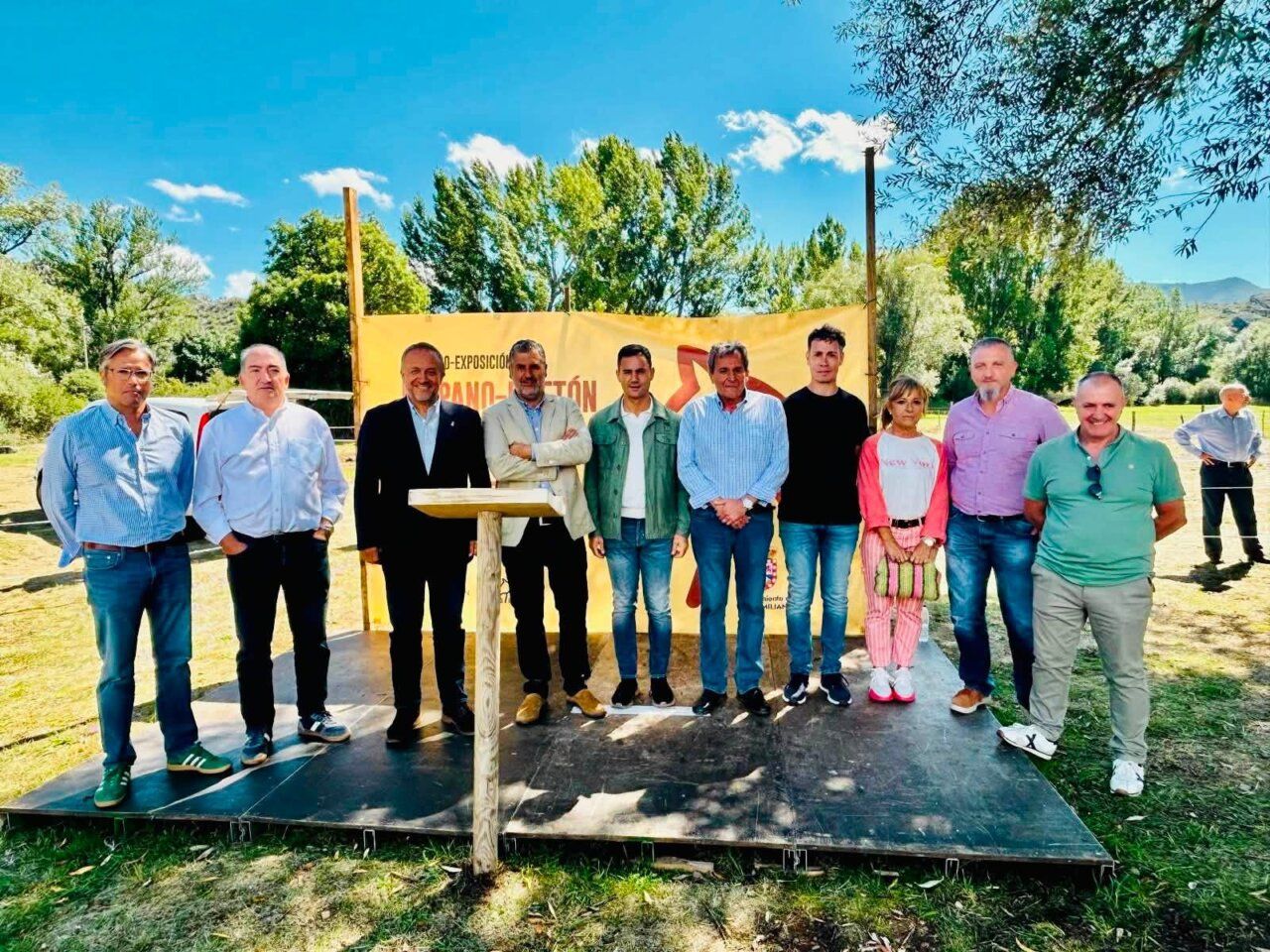 Grupo de personas en el XXXVI Concurso-Exposición del Caballo Hispano-Bretón