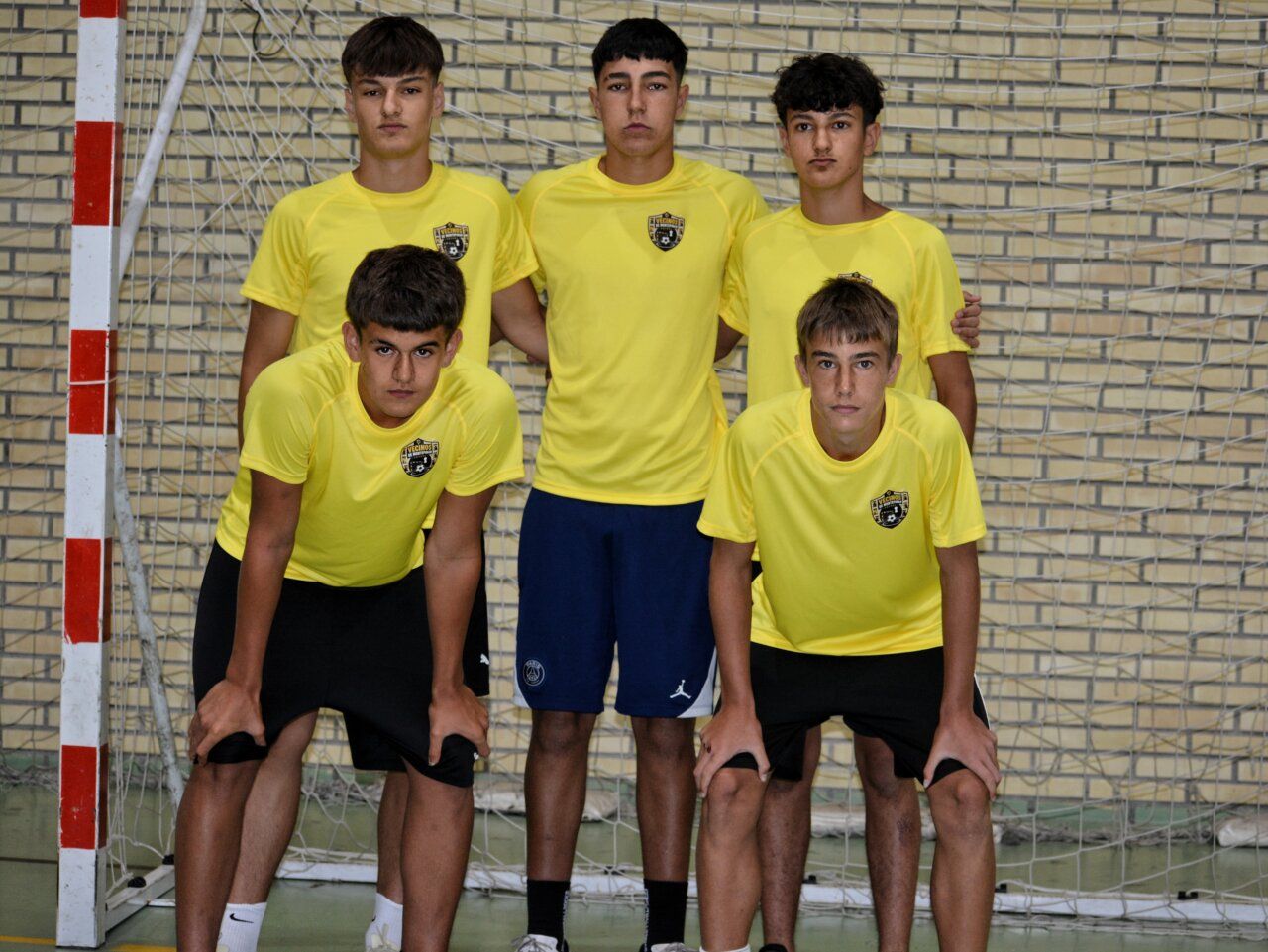 Jugadores de fútbol sala posando en equipo durante el torneo