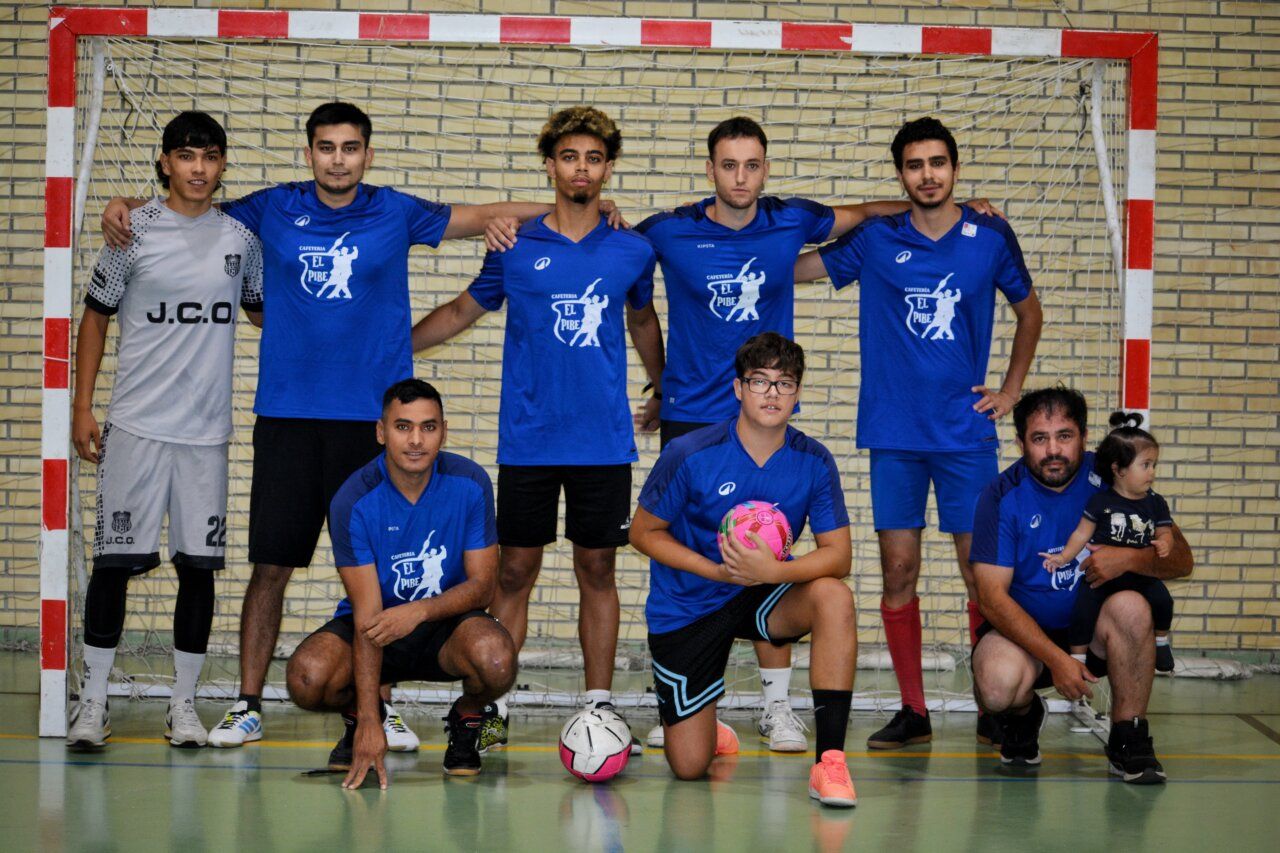 Equipo de fútbol sala posando en la cancha durante el torneo de Fabero 2026