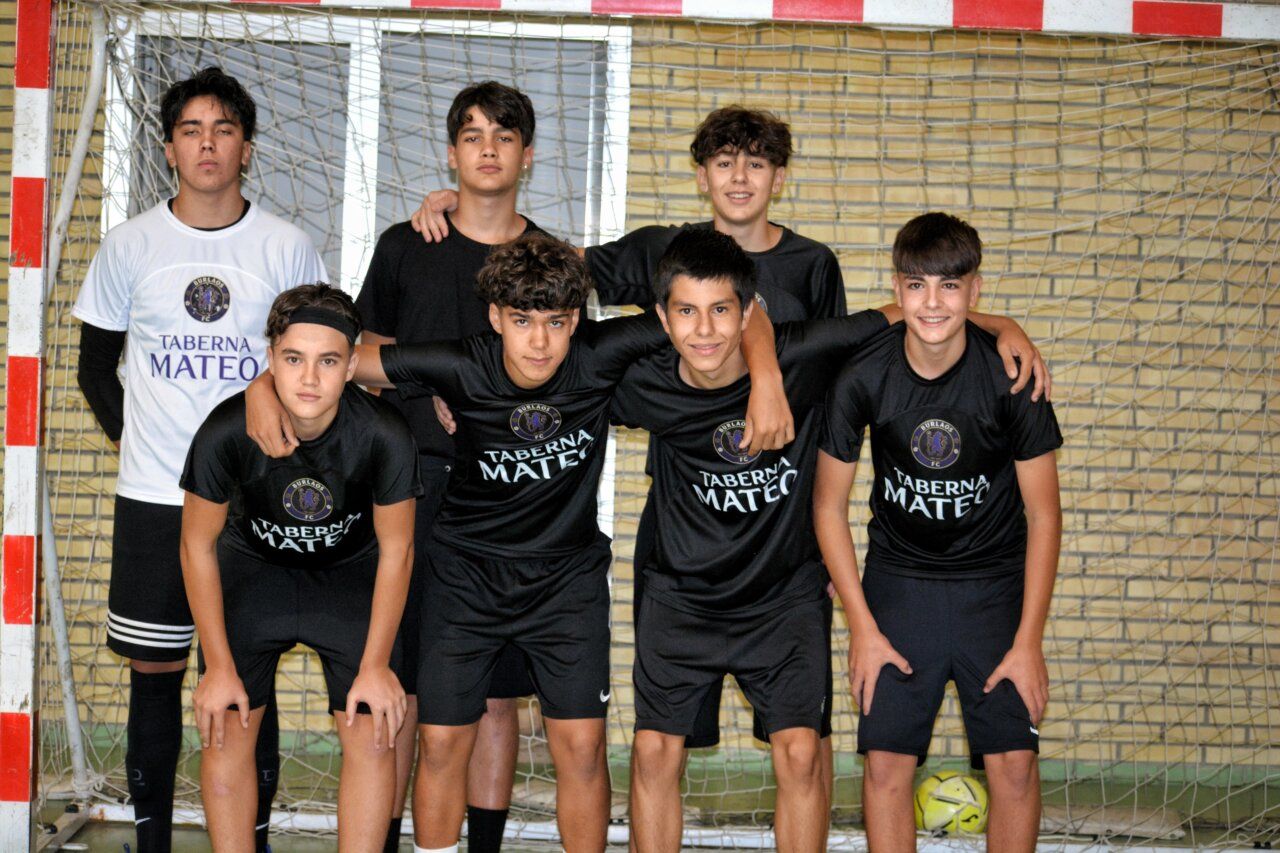 Equipo de fútbol sala en el Torneo de Fabero 2026 posando sonrientes