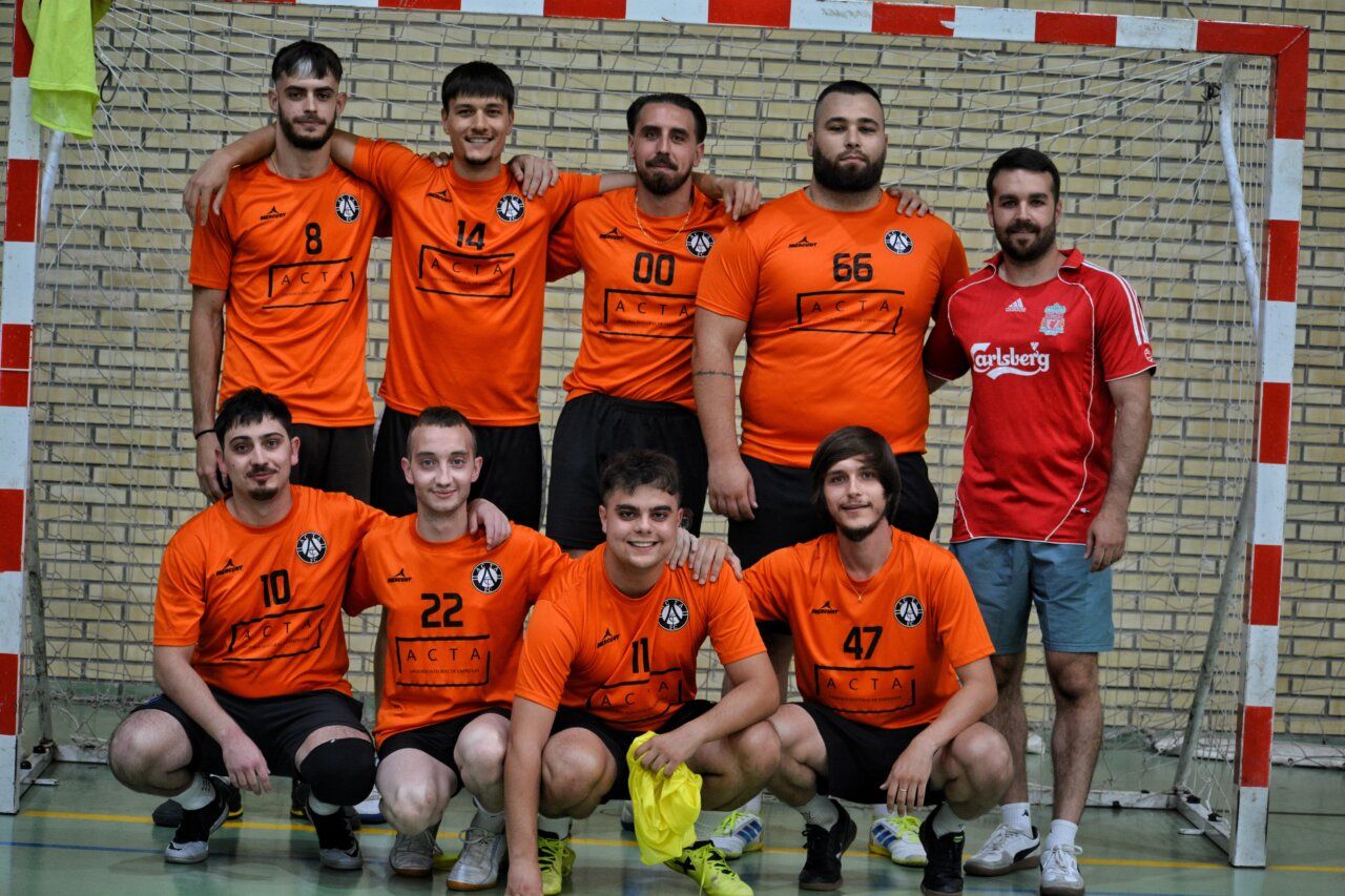 Equipo de fútbol sala en el Torneo de Fabero 2026 posando en la cancha