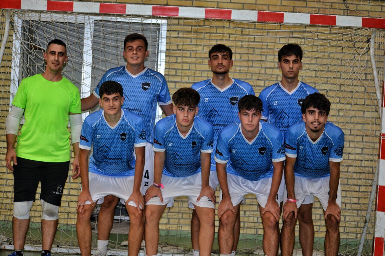 Equipo de fútbol sala posando en la cancha durante el torneo de Fabero