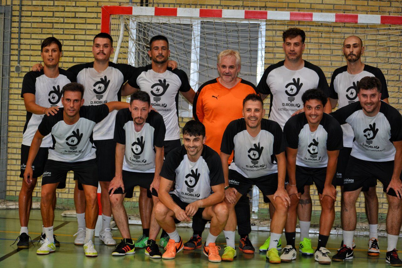 Equipo de fútbol sala posando en el torneo de Fabero 2026
