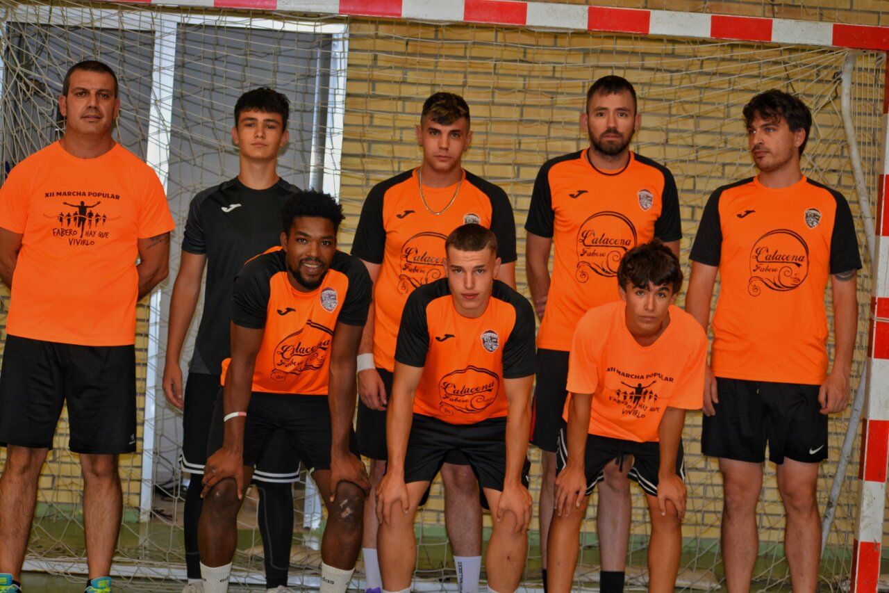 Equipo de fútbol sala posando en la cancha durante el torneo de Fabero 2026