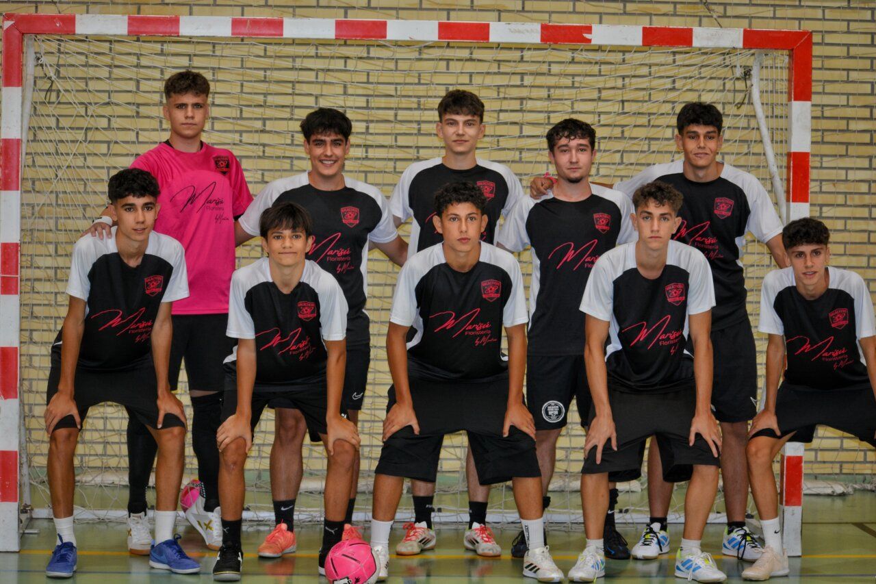 Equipo de fútbol sala posando en el torneo de Fabero 2026