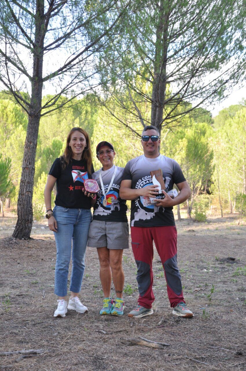Participantes del Trofeo Social 3D Ciudad de Ponferrada mostrando sus premios