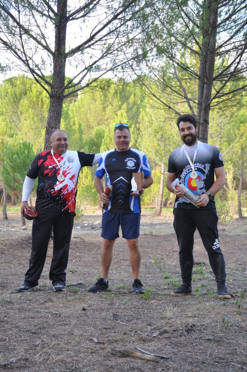 Tres arqueros posando con medallas y trofeos en el Trofeo Social 3D