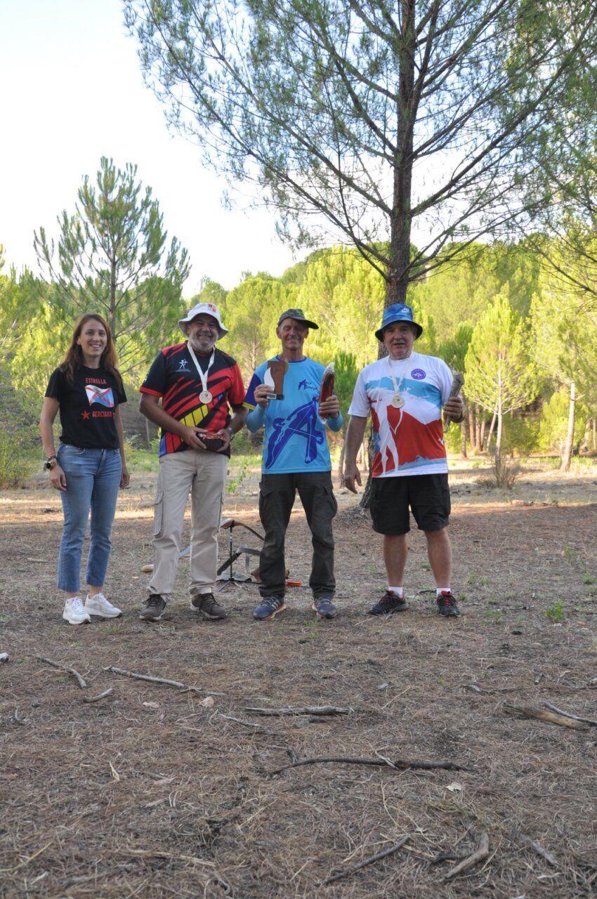 Participantes del Trofeo Social 3D en Ponferrada con trofeos y medallas