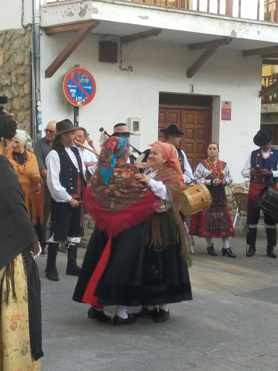 Participantes del VII Encuentro de Tamboriteros en Molinaseca con trajes tradicionales
