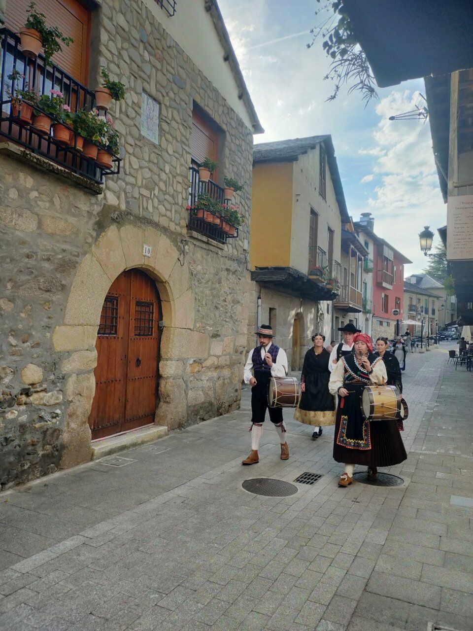 Grupo de tamboriteros desfilando por las calles de Molinaseca