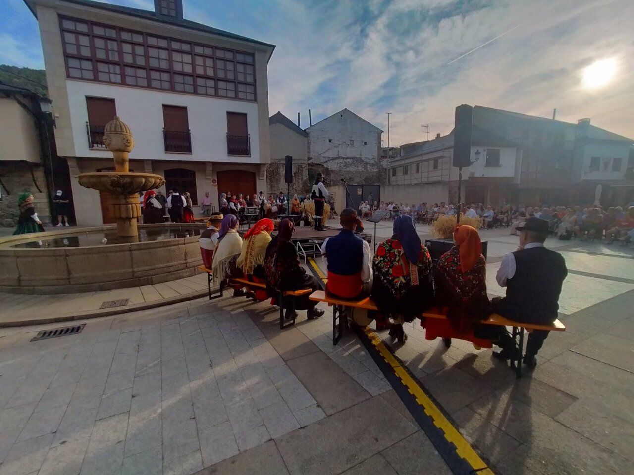 Actuación de tamboriteros en la Plaza García Rey de Molinaseca