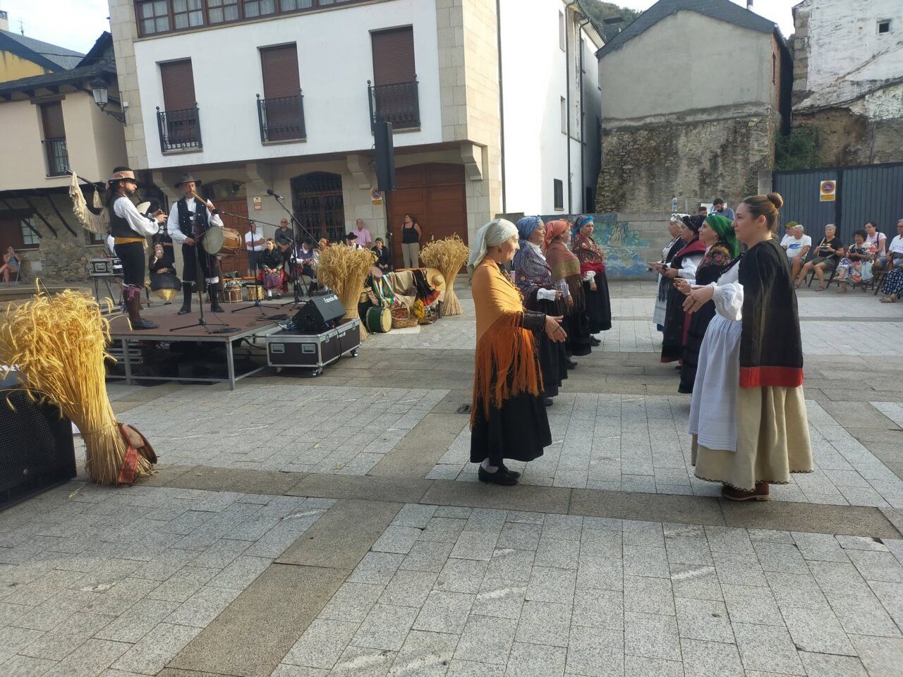 Actuación de tamboriteros en el VII Encuentro de Tamboriteros en Molinaseca