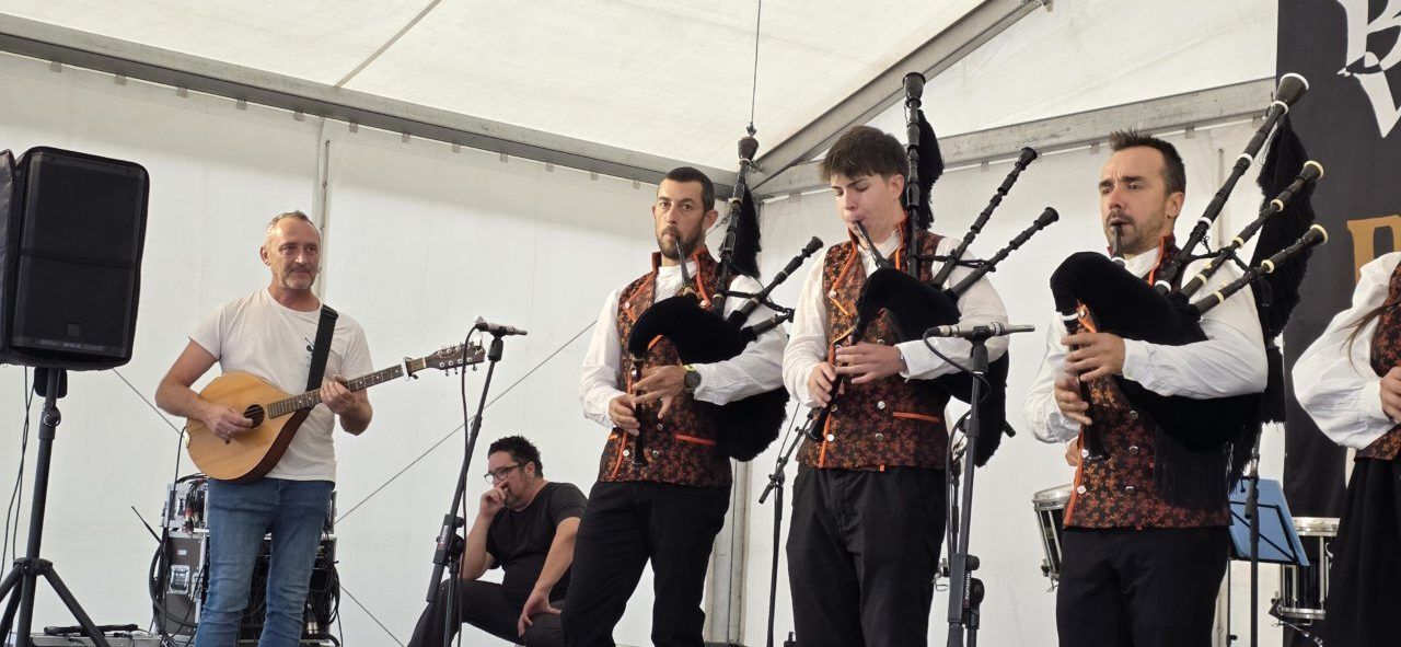 Músicos tocando gaita en el Festival de Gaitas en Vega de Espinareda