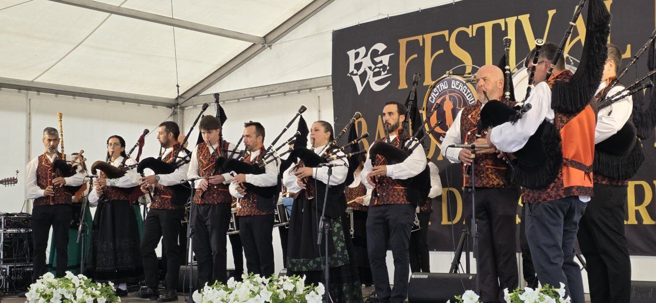 Músicos tocando gaitas en el Festival de Gaitas en Vega de Espinareda