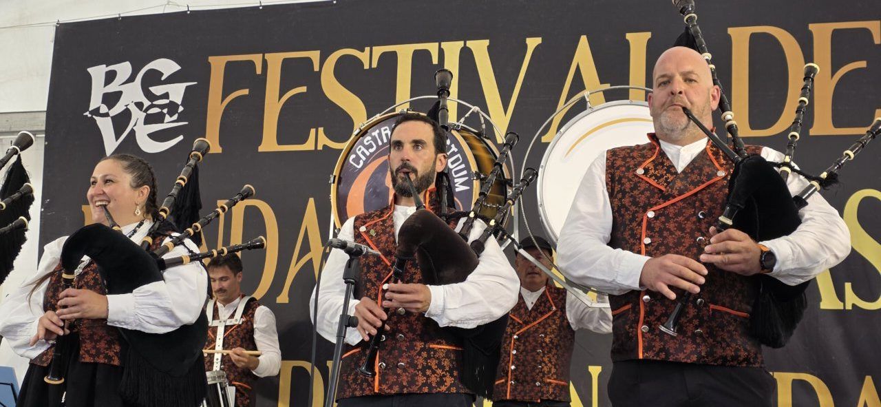 Músicos tocando gaitas en el Festival de Gaitas en Vega de Espinareda