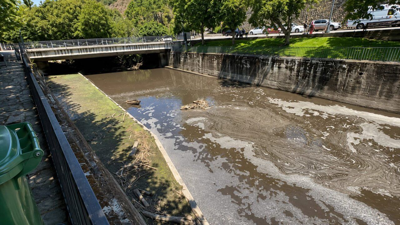 Aspecto del río Meruelo en Molinaseca tras la riada