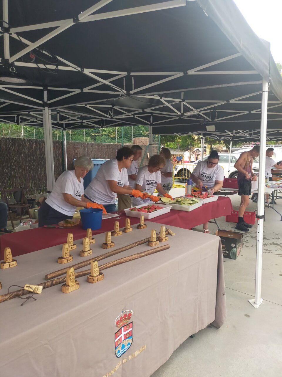 Voluntarios preparando alimentos en la Carrera de Montaña de Molinaseca