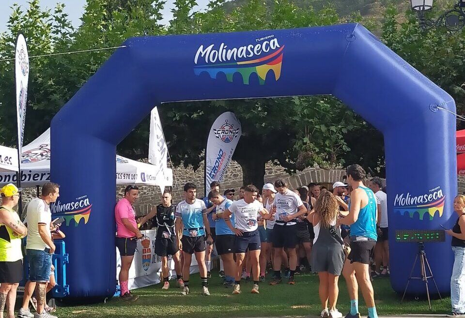 Participantes en la XIII Carrera de Montaña de Molinaseca listos para iniciar.